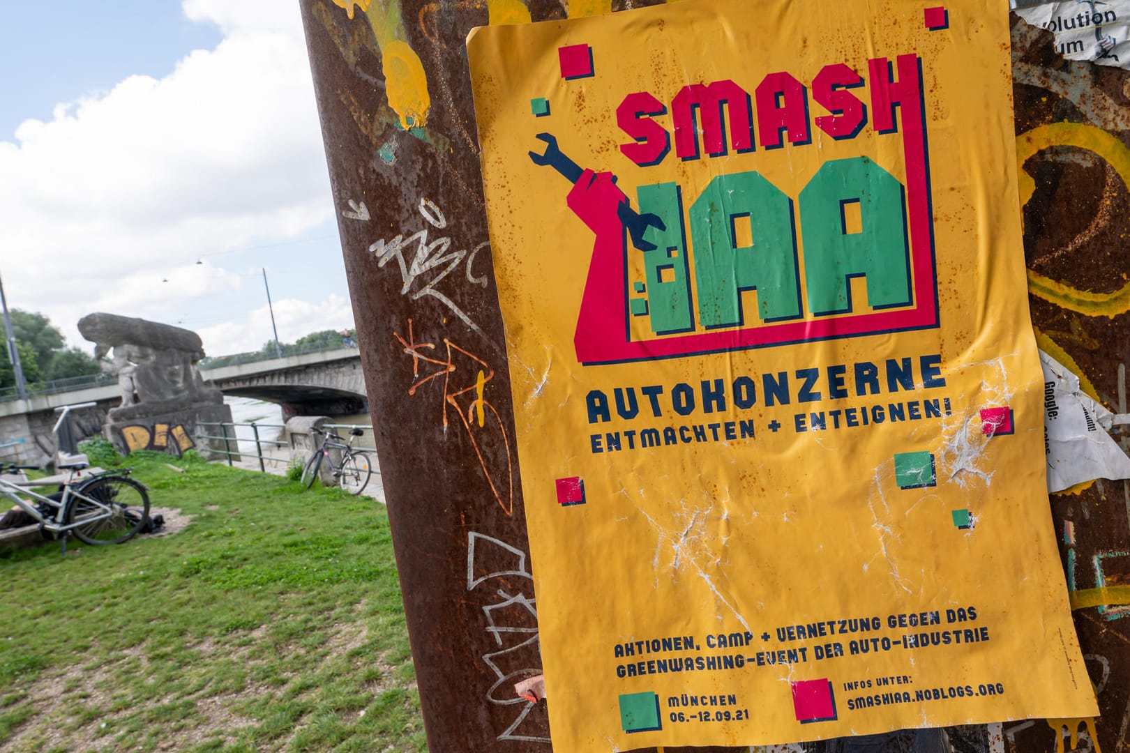 IAA-Proteste: Ein gelbes Plakat mit der Aufschrift "Smash IAA Autokonzerne entmachten und enteignen!" klebt an einer Wand in München.