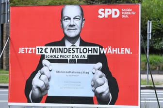 Wahlplakat des SPD-Kanzlerkandidaten Olaf Scholz: Auch die Grüne fordern einen Mindestlohn von 12 Euro die Stunde.