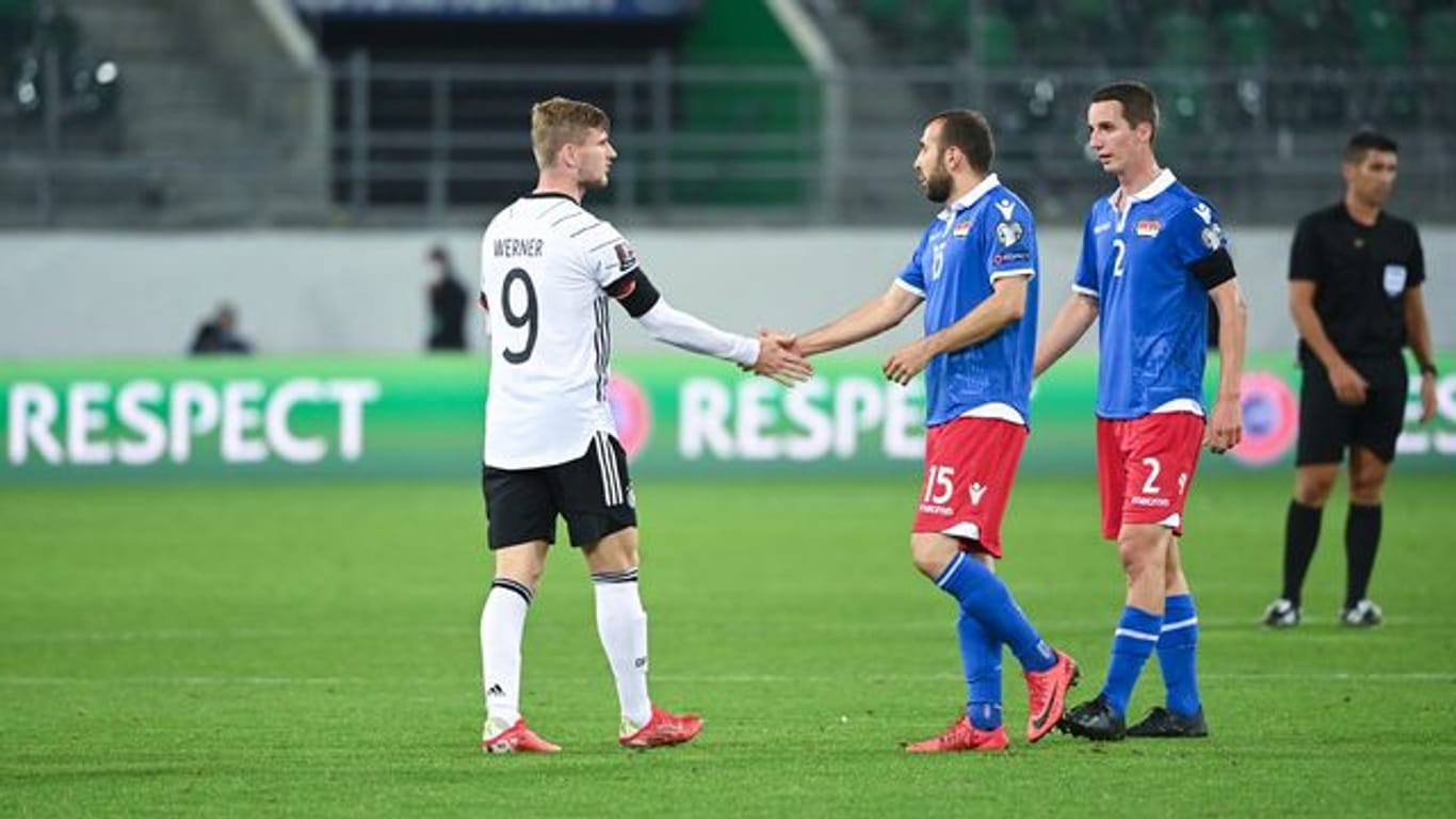 Deutschlands Timo Werner (l) und Liechtensteins Seyhan Yildiz geben sich nach der Partie die Hand.