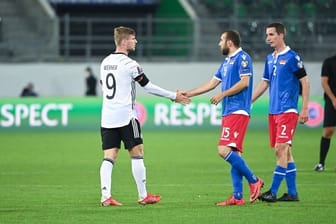 Deutschlands Timo Werner (l) und Liechtensteins Seyhan Yildiz geben sich nach der Partie die Hand.