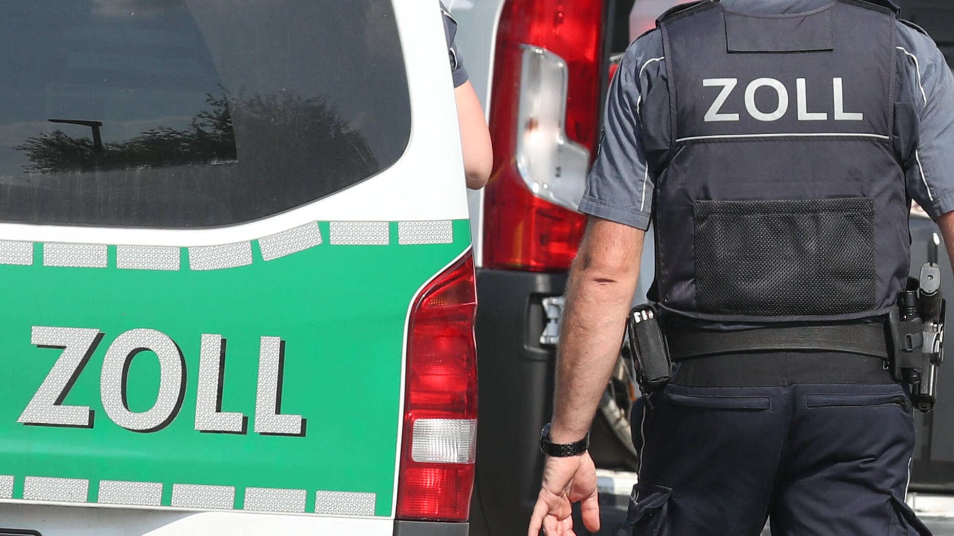 Ein Zollbeamter steht neben einem Auto (Symbolbild): Die Frau transportierte die Drogen in Umzugskartons.