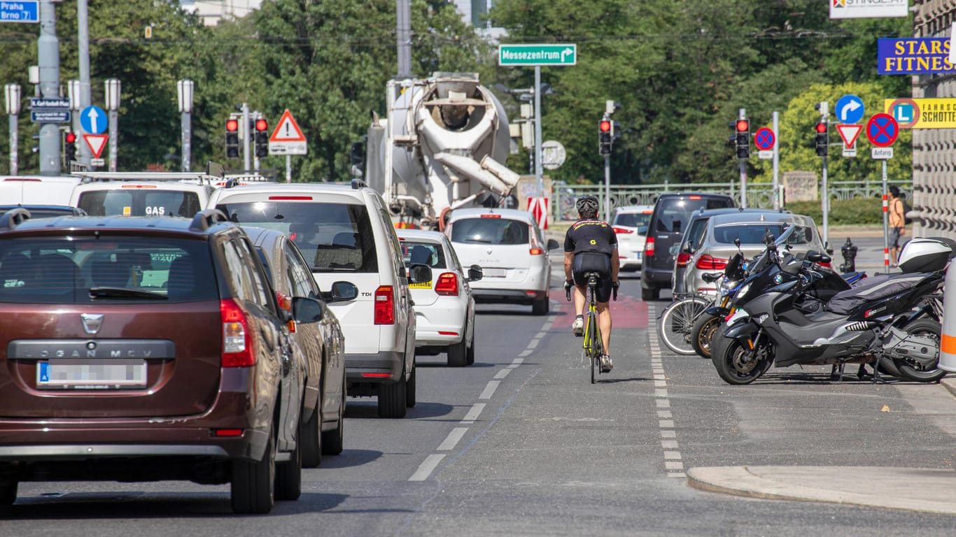 Viel Verkehr in der Innenstadt: Umweltschutzorganisationen verklagen drei Autobauer. (Symbolbild)