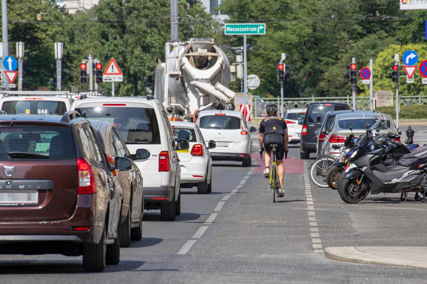 Viel Verkehr in der Innenstadt: Umweltschutzorganisationen verklagen drei Autobauer. (Symbolbild)