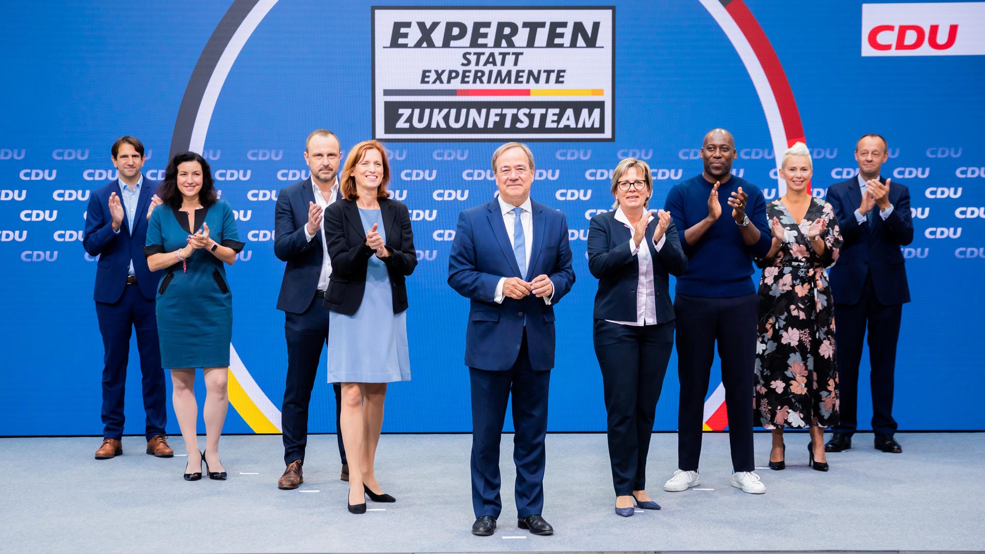 Armin Laschets Zukunftsteam (von links nach rechts): Andreas Jung, Dorothee Bär, Peter R. Neumann, Karin Prien, Armin Laschet, Barbara Klepsch, Joe Chialo, Silvia Breher und Friedrich Merz.