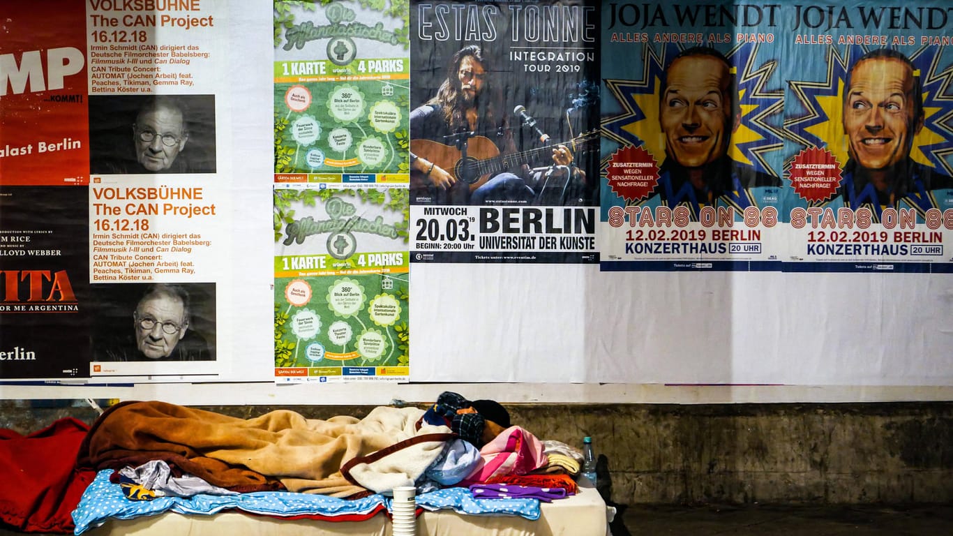 Ein Obdachloser schläft in Berlin auf der Straße (Symbolbild): Ziel soll es künftig sein, Obdachlosen eine Wohnung zu vermitteln, statt sie in übergangsweise in Unterkünften unterzubringen.