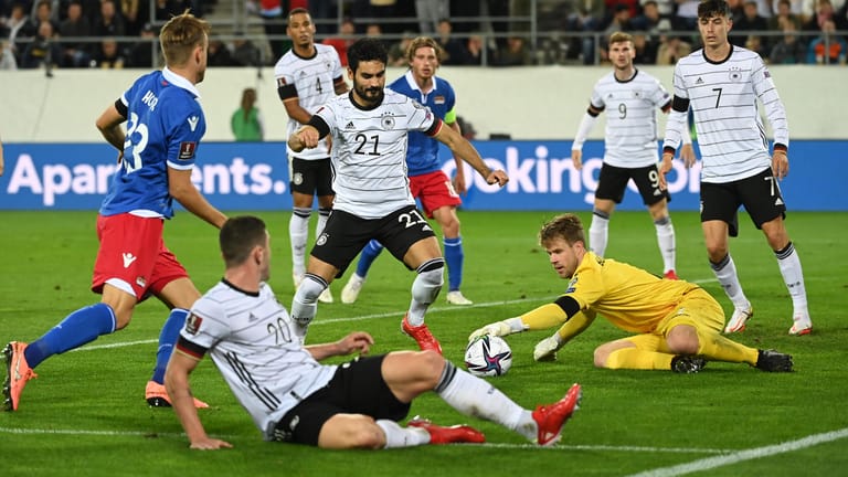 Zugepackt: Liechtensteins Torwart Büchel (r.) überzeugte gegen die DFB-Elf.