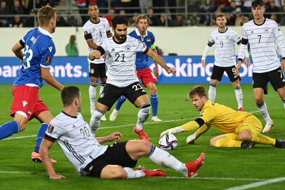Zugepackt: Liechtensteins Torwart Büchel (r.) überzeugte gegen die DFB-Elf.