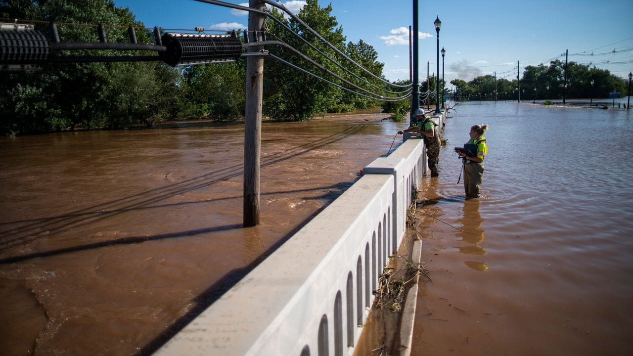 Im Bundesstaat New Jersey wird an einem Fluss das Hochwasser gemessen.
