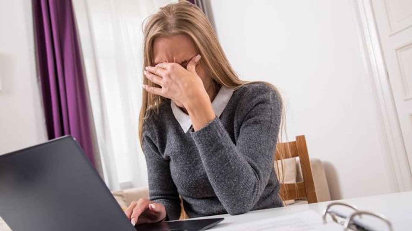 Kopfschmerzen: Die Arbeit im Homeoffice kann die Lebensqualität von Migräne-Betroffenen verbessern.