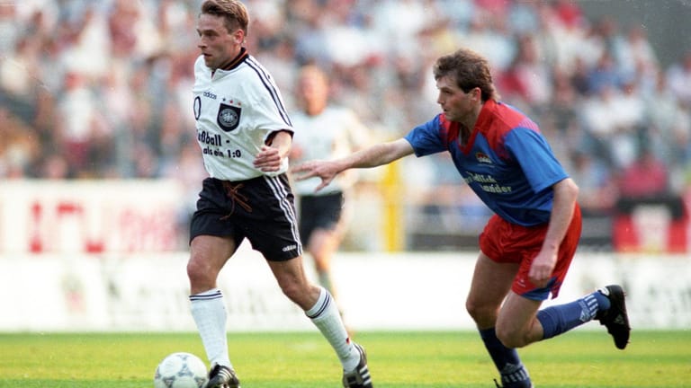 1996: Thomas Häßler im Spiel gegen Liechtenstein.