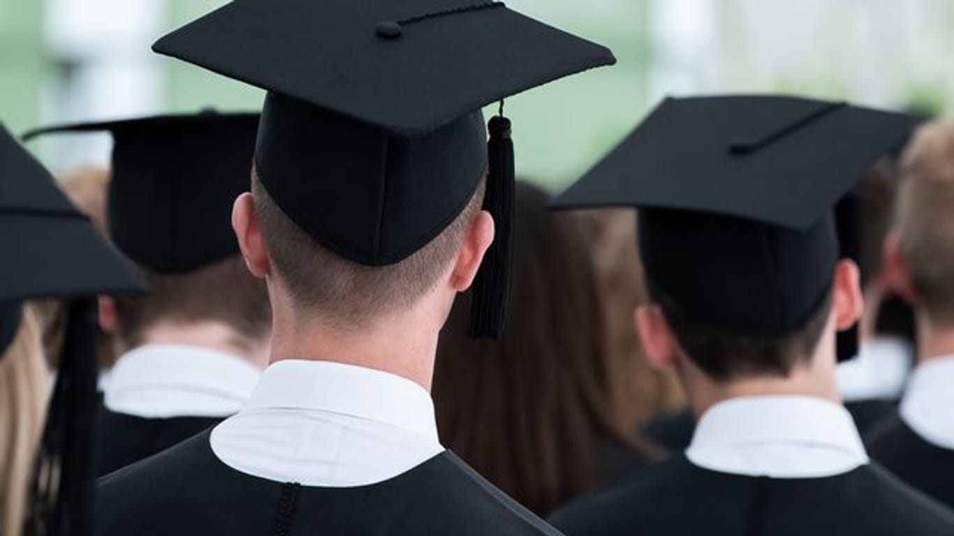 Im Jahr 2020 haben 6 Prozent weniger Menschen die Hochschule abgeschlossen als im Vorjahr.