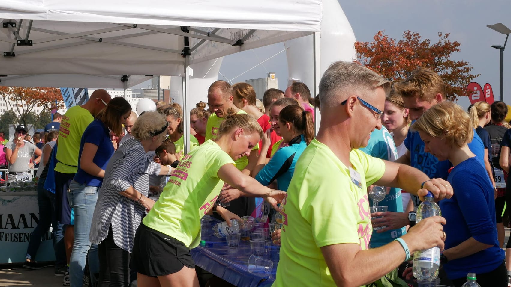 Helfer beim "Run of Colours" (Archivbild): Die Einnahmen aus dem Lauf kommen der Aidshilfe Köln zugute.