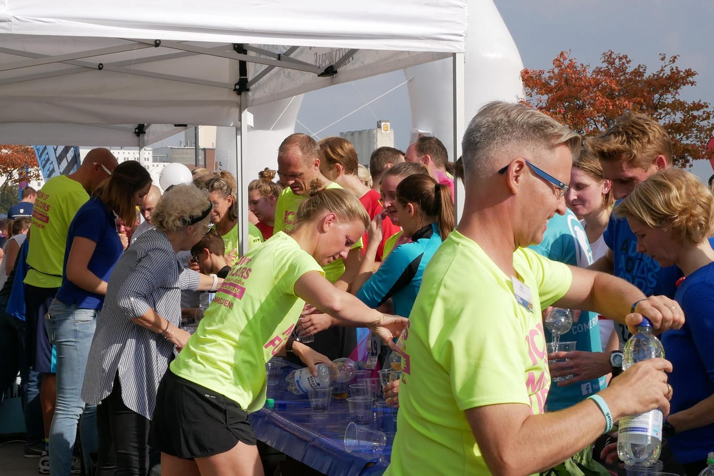 Helfer beim "Run of Colours" (Archivbild): Die Einnahmen aus dem Lauf kommen der Aidshilfe Köln zugute.