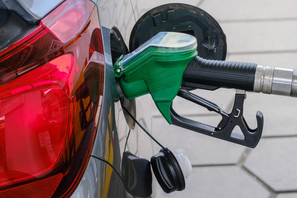 E-Fuels: Die neuen Kraftstoffe können normal getankt werden – sind aber wenig effizient.
