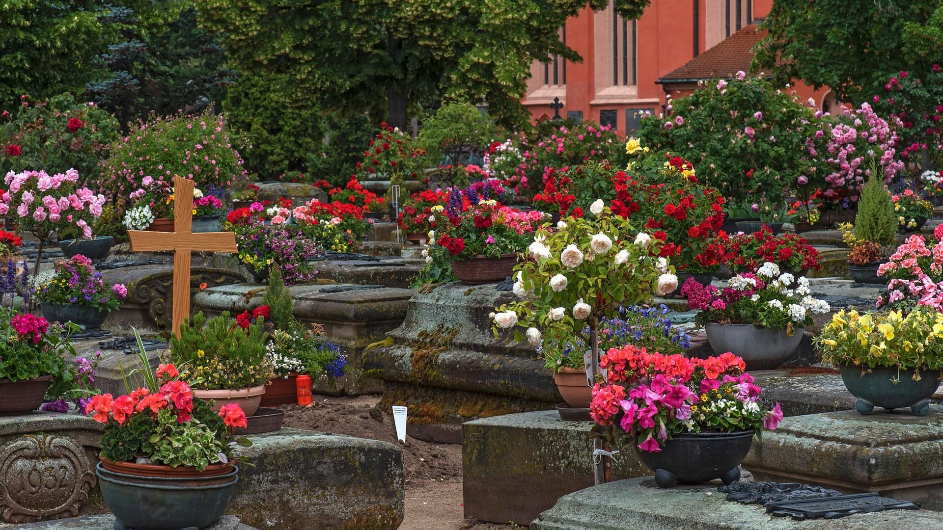 Gräber mit Blumenschmuck auf einem Friedhof in Nürnberg: Auf einem Fürther Friedhof stahlen die beiden Männer Grabschmuck aus Metall (Symbolbild).