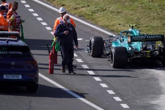 Feuer gelöscht: Sebastian Vettels Aston Martin auf der Strecke in Zandvoort.