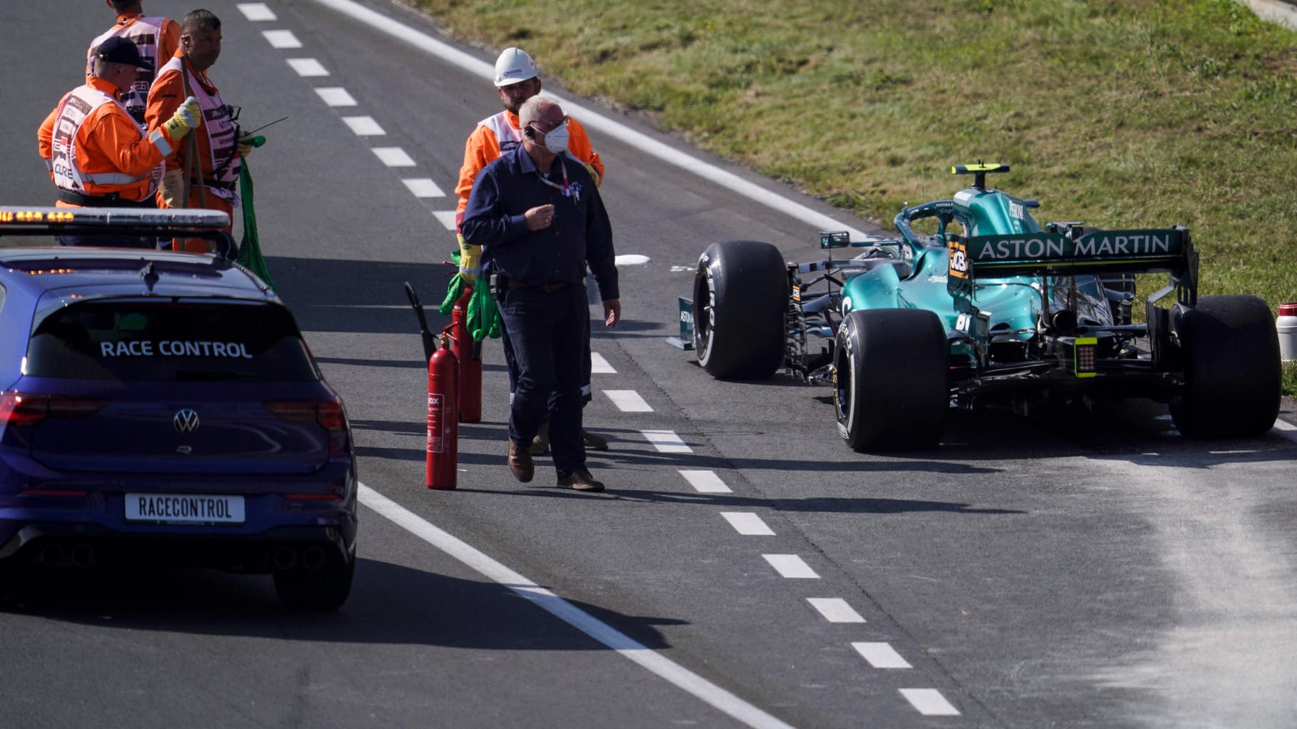 Feuer gelöscht: Sebastian Vettels Aston Martin auf der Strecke in Zandvoort. Feuer gelöscht: Sebastian Vettels Aston Martin auf der Strecke in Zandvoort.