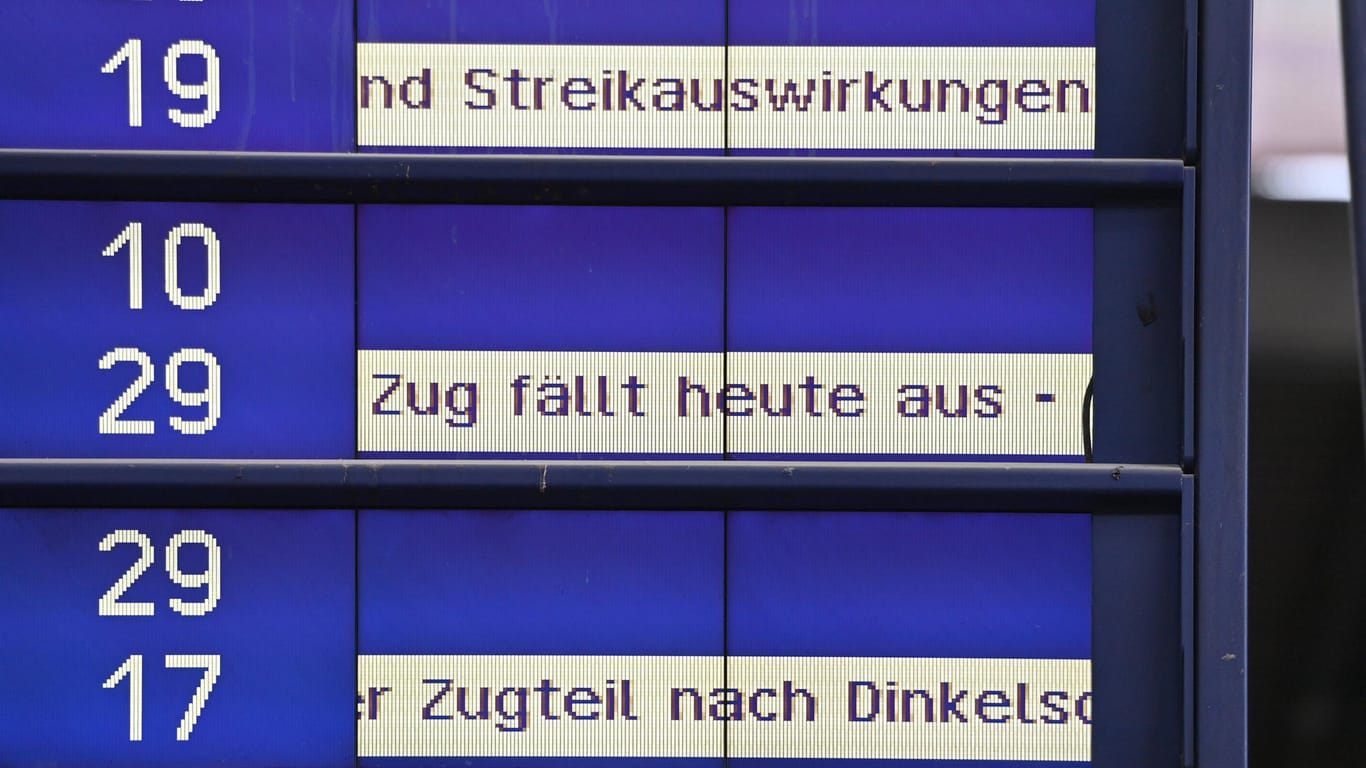 Eine Videotafel informiert über Zugausfälle wegen Streik (Symbolbild): Das hessische Landesarbeitsgericht hat die Berufung der Deutschen Bahn abgelehnt, dadurch kann der GDL-Streik wie angekündigt stattfinden.