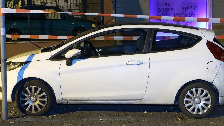 Das mutmaßliche Tatfahrzeug: Es wurde kurz nach der Tat auf der Hochstraße in Gesundbrunnen gefunden. Das mutmaßliche Tatfahrzeug: Es wurde kurz nach der Tat auf der Hochstraße in Gesundbrunnen gefunden.