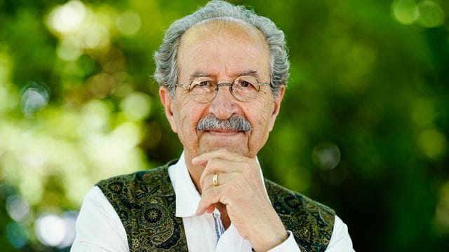 Der Schriftsteller Rafik Schami schreibt: "Mein Sternzeichen ist der Regenbogen". Der Schriftsteller Rafik Schami schreibt: "Mein Sternzeichen ist der Regenbogen".