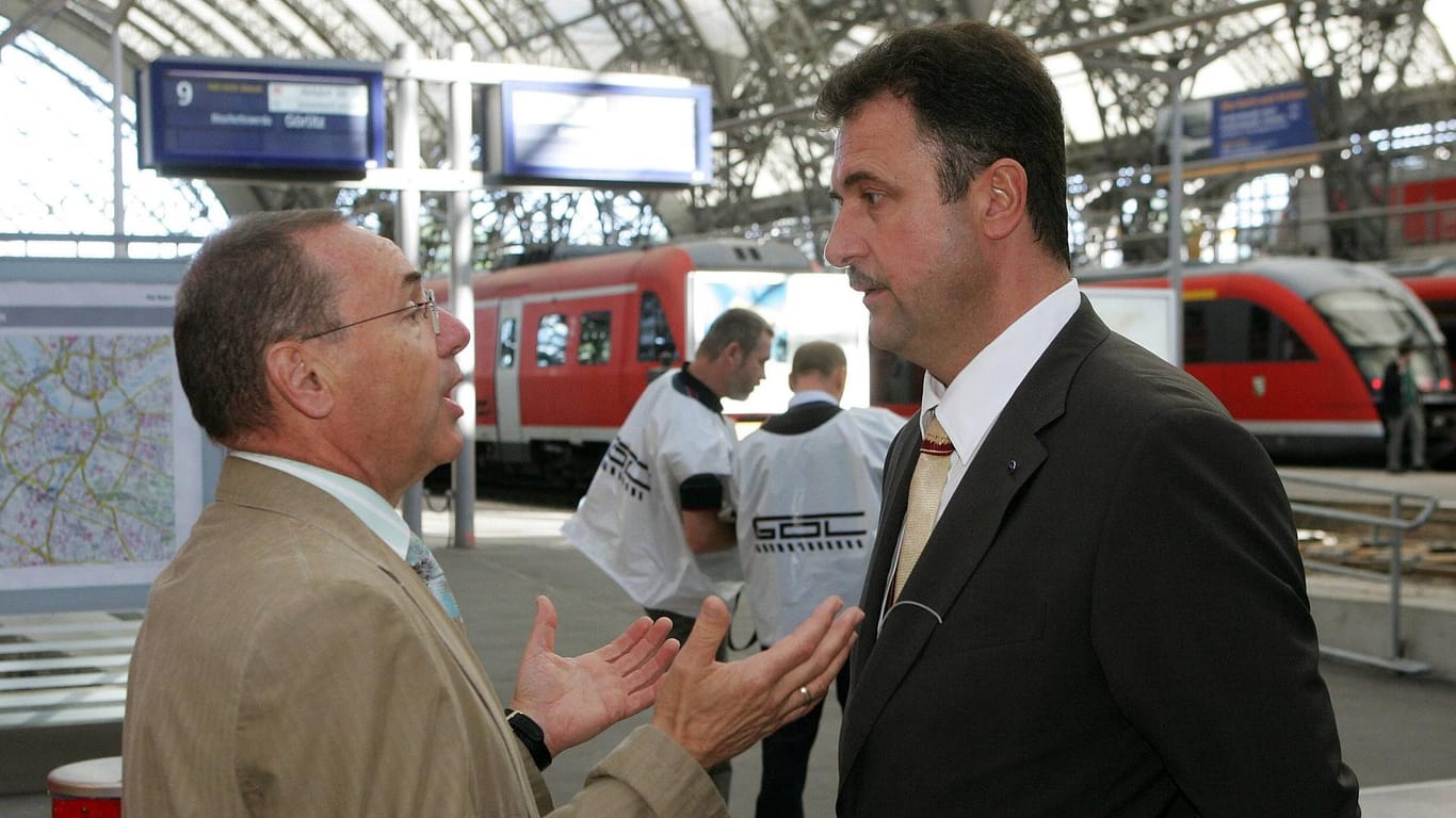 Claus Weselsky, damals noch stellvertretender GDL-Chef, während des Bahnstreiks 2007 im Gespräch mit Hans-Jürgen Lücking, Konzernbevollmächtigter der Deutschen Bahn.