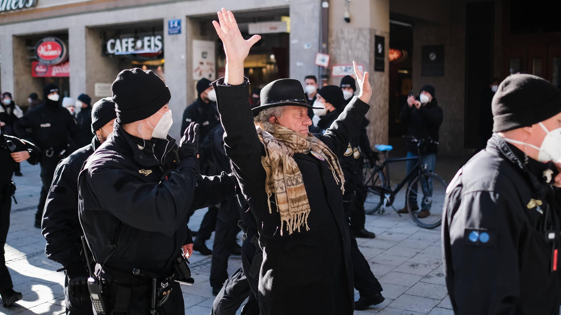 Karl Hilz: Der Hauptkommissar im Ruhestand ist Vorsitzender eines Vereins "Polizisten für Aufklärung", stachelt bei Demonstrationen regelmäßig auf und wird regelmäßig in Gewahrsam genommen. Auch am Wochenende wurde er als ein "Rädelsführer" herausgezogen (Archivbild).