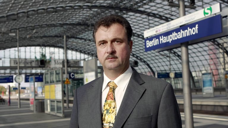 Claus Weselsky posiert am Berliner Hauptbahnhof während des Lokführer-Streiks im Oktober 2007.
