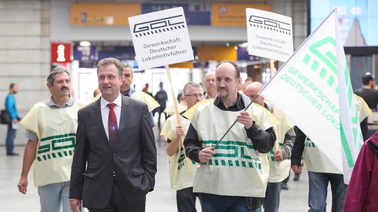 Claus Weselsky mit Mitgliedern der GDL während eines Streiks im Hauptbahnhof Dresden.