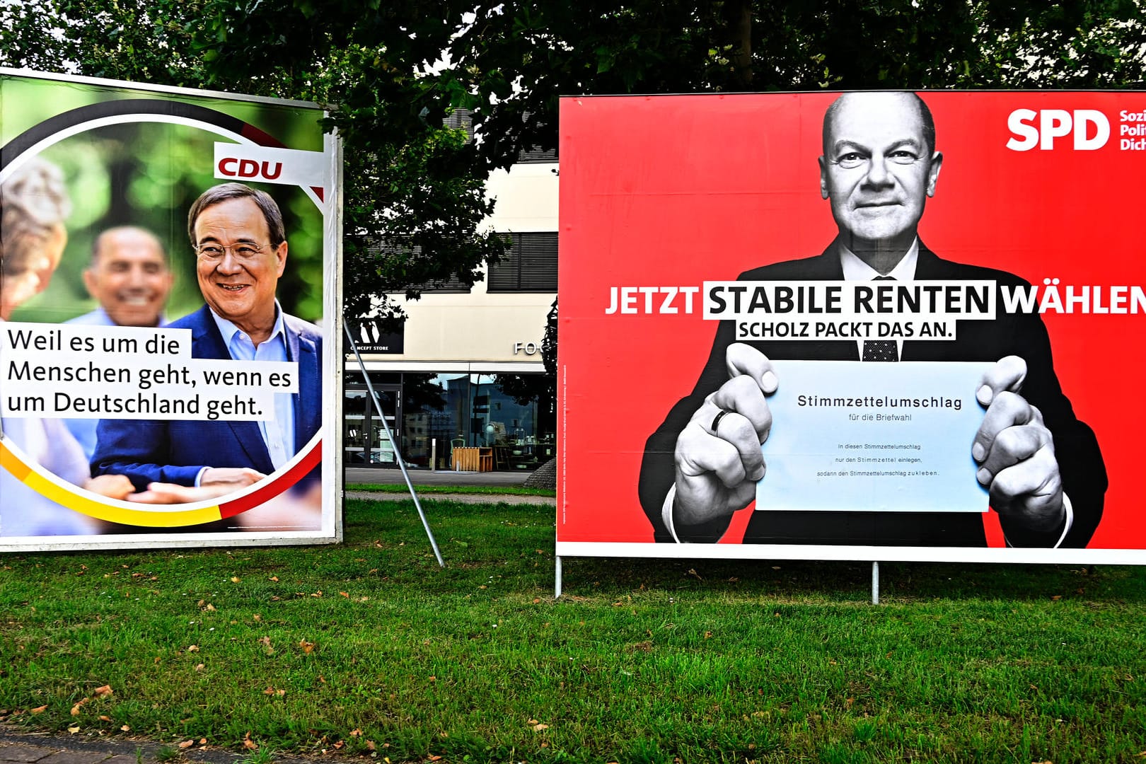 Wahlplakate von Union und SPD: Laut aktuellen Umfragen haben die Sozialdemokraten die Chance, erstmals seit 2002 wieder stärkste Kraft im Bundestag zu werden.