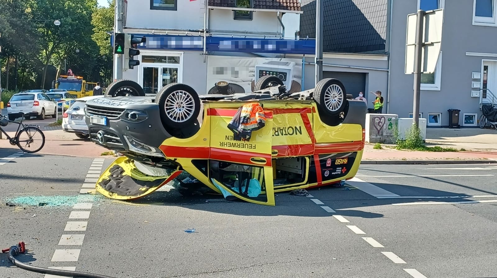 Das Fahrzeug der Berliner Feuerwehr: Durch den Aufprall hat sich der Pkw überschlagen und ist auf dem Dach liegen gebileben. Das Fahrzeug der Berliner Feuerwehr: Durch den Aufprall hat sich der Pkw überschlagen und ist auf dem Dach liegen gebileben.