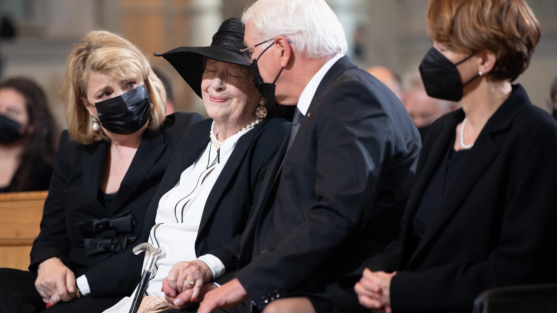 Ingrid Biedenkopf (2.v.l.), Ehefrau von Kurt Biedenkopf, Bundespräsident Steinmeier und dessen Frau Elke Büdenbender (r.) in der Dresdner Frauenkirche.