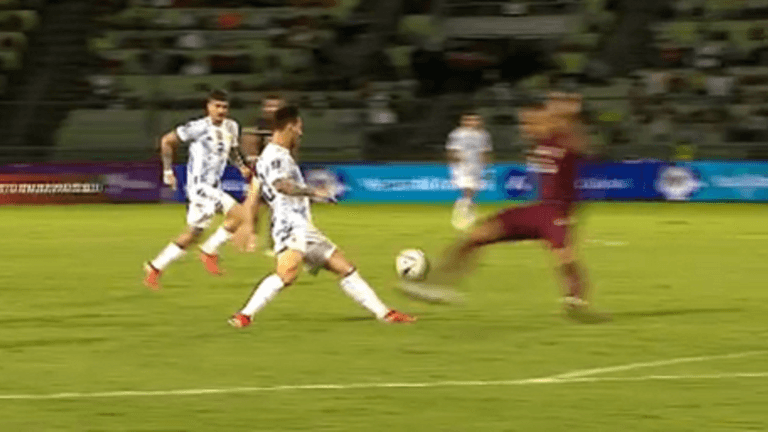 Böse umgetreten: Lionel Messi wird von seinem Gegenspieler attackiert.