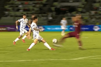Böse umgetreten: Lionel Messi wird von seinem Gegenspieler attackiert.