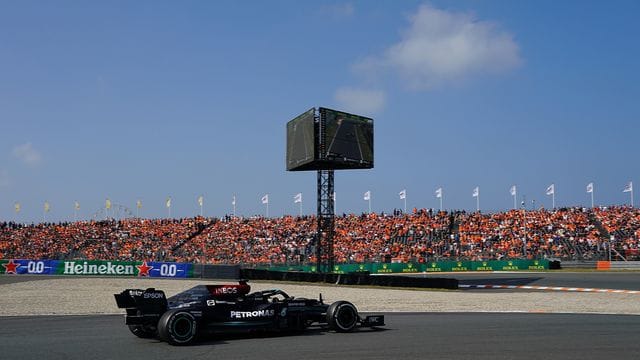 Die Panne von Lewis Hamilton führte zu Jubel bei den Verstappen-Fans. Die Panne von Lewis Hamilton führte zu Jubel bei den Verstappen-Fans.