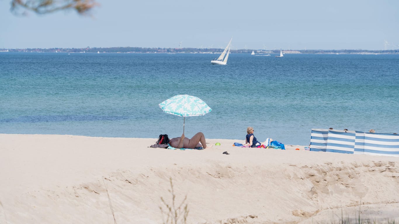 Strand in Scharbeutz: Ein 30-Jähriger ist mit seinem Wagen am Strand eingesunken und musste befreit werden.