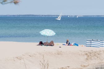 Strand in Scharbeutz: Ein 30-Jähriger ist mit seinem Wagen am Strand eingesunken und musste befreit werden.