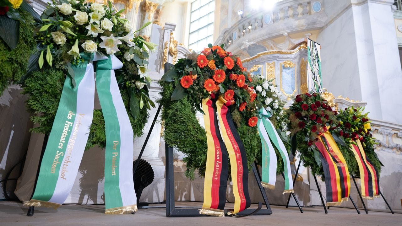 Drei Wochen nach dem Tod von Kurt Biedenkopf nimmt Sachsen offiziell Abschied von seinem ersten Ministerpräsidenten nach der Wiedergründung des Freistaates 1990.