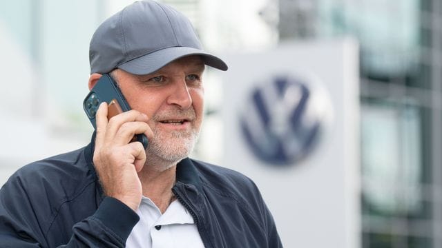 Manager Jörg Schmadtke sieht den VfL Wolfsburg nach Ablauf der Transferperiode gut aufgestellt. Manager Jörg Schmadtke sieht den VfL Wolfsburg nach Ablauf der Transferperiode gut aufgestellt.