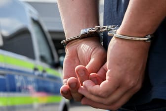 Eine Person bei einer Festnahme durch die Polizei (Symbolbild): Nach den mutmaßlichem Mord an einer Frau in München an Weihnachten in nun ein Tatverdächtiger festgenommen worden.