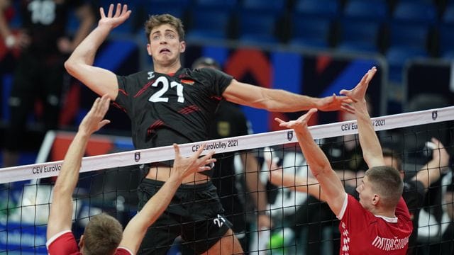 Die deutschen Volleyballer um Tobias Krick (M.