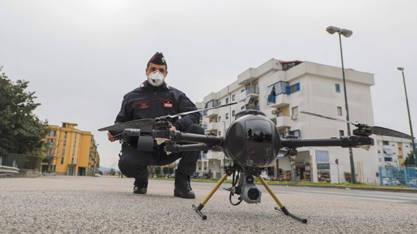 Ein Offizier der Carabinieri manövriert im Stadtviertel Scampia, Neapel, eine Drohne, um die Bewegungen der Menschen zu kontrollieren.