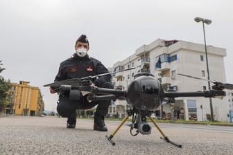 Ein Offizier der Carabinieri manövriert im Stadtviertel Scampia, Neapel, eine Drohne, um die Bewegungen der Menschen zu kontrollieren.