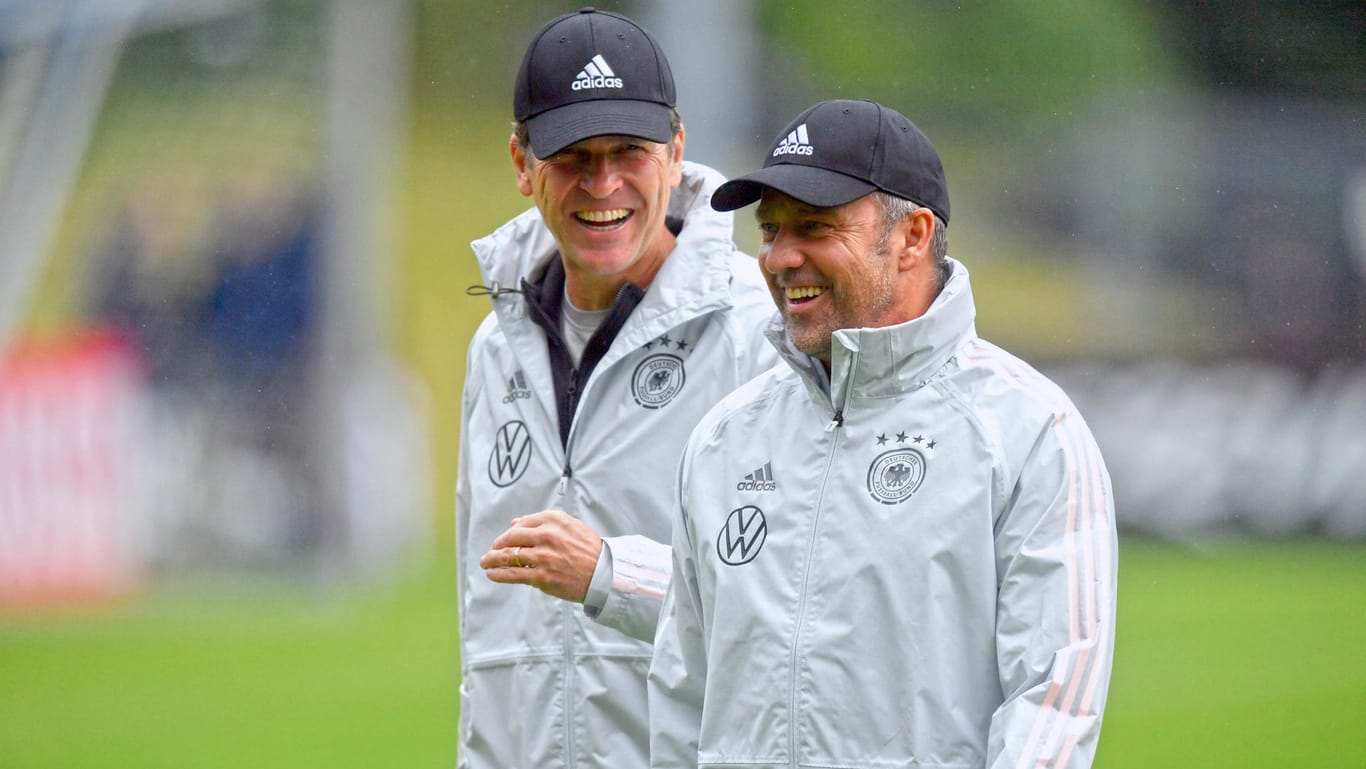 Haben gut lachen: Oliver Bierhoff und Bundestrainer Hansi Flick (r.).
