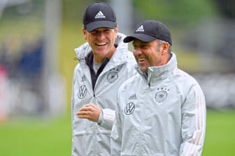 Haben gut lachen: Oliver Bierhoff und Bundestrainer Hansi Flick (r.).