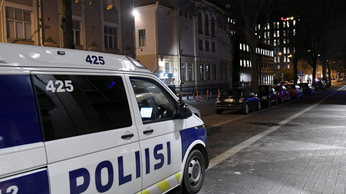 Polizeiwagen in Finnland (Symbolbild): Drei Jugendliche sind für die Tötung ihres Freundes verurteilt worden.