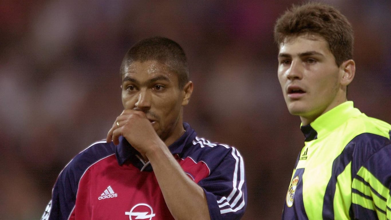 Der 18 Jahre junge Iker Casillas (r.) im Jahr 2000 neben Bayerns Giovane Elber.