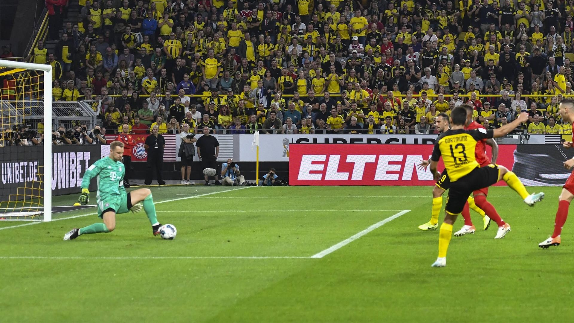 Selbst Kulissen wie ein ausverkaufter Signal Iduna Park lassen Manuel Neuer (l.) kalt.