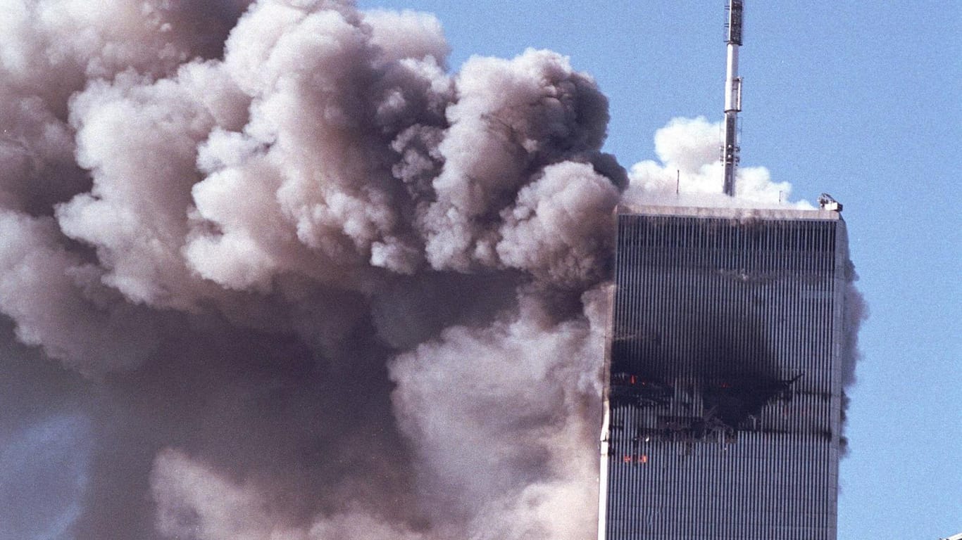 The burning World Trade Center in New York in 2001 (archive photo). Three suspects in the terrorist attack were initially made an offer.