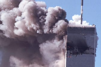 Das brennende Word Trade Center in New York 2001 (Archivbild). Geheime Unterlagen zu dem Anschlag sollen jetzt freigegeben werden.