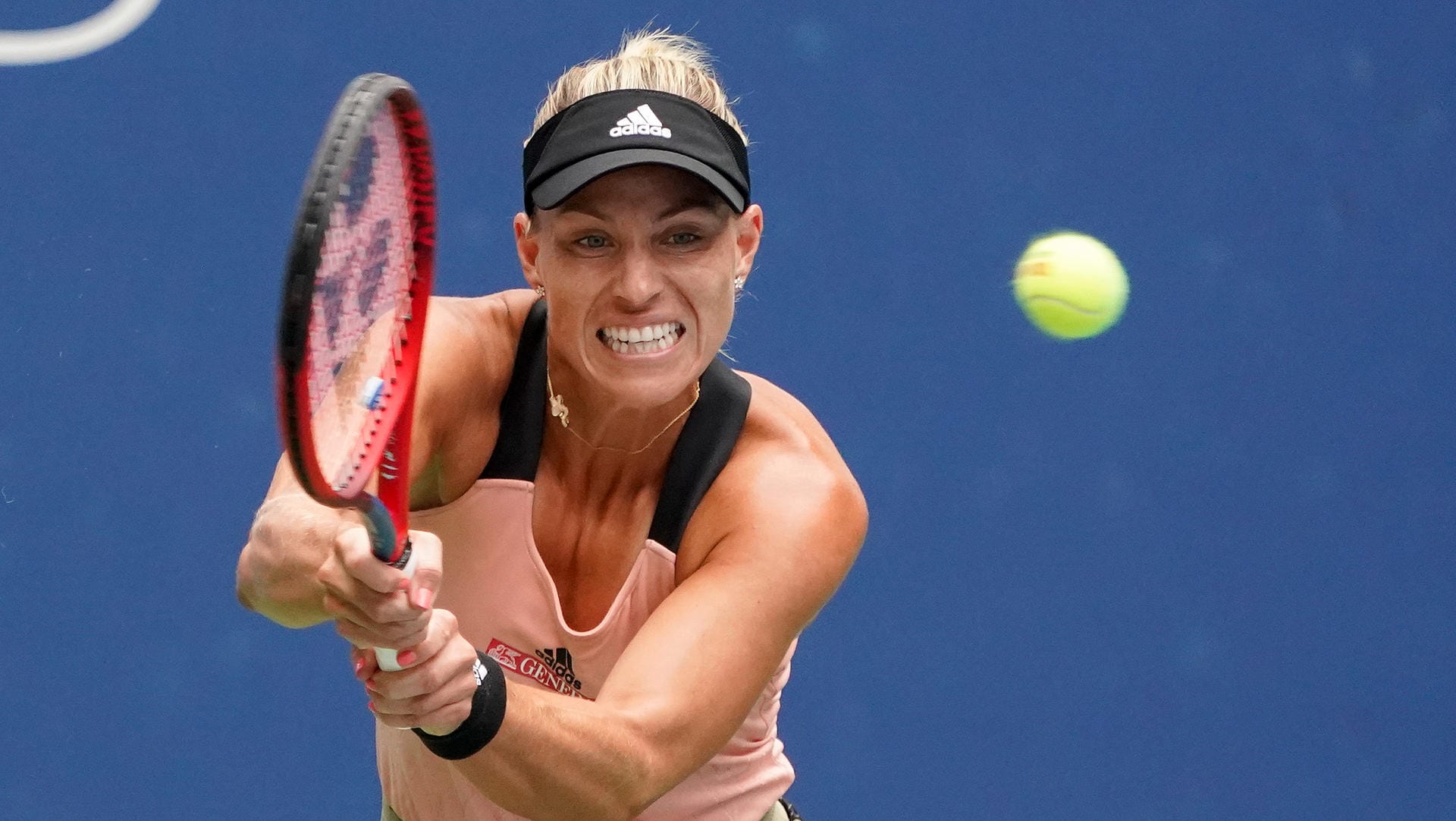 Angelique Kerker schlägt bei den US-Open einen Ball zurück. Sie ist ins Achtelfinale eingezogen.